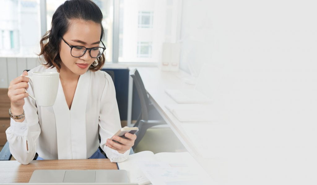 Pemilik klinik kecantikan dapat memantau inventaris kapan saja dan di mana saja dengan Aoikumo™, sistem manajemen berbasis cloud.