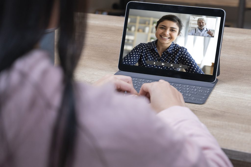 Ahli kecantikan dapat dengan mudah melakukan panggilan video dengan pasien melalui fitur telehealth Aoikumo™.