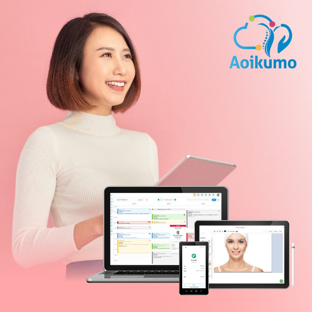 Layar laptop menampilkan jadwal janji temu Aoikumo™, tablet menampilkan catatan kasus, dan MeTIME Wellness dari Aoikumo™ menampilkan riwayat pembayaran.