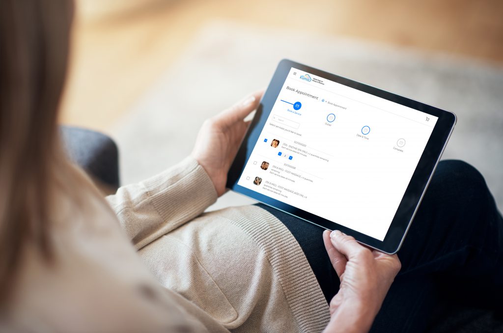 Sistem pemesanan janji temu online Aoikumo™ memungkinkan pelanggan melakukan booking secara real-time dengan mudah kapan saja.