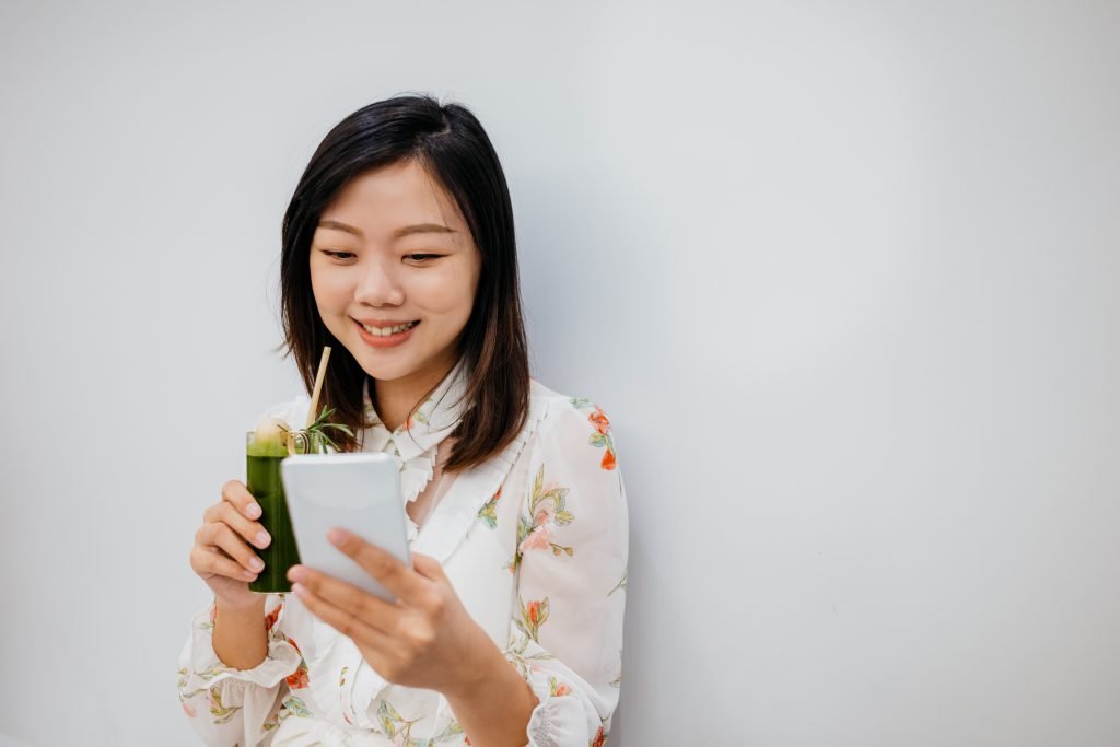 Klien merasa puas saat menerima voucher atau diskon dari klinik untuk kunjungan berikutnya.