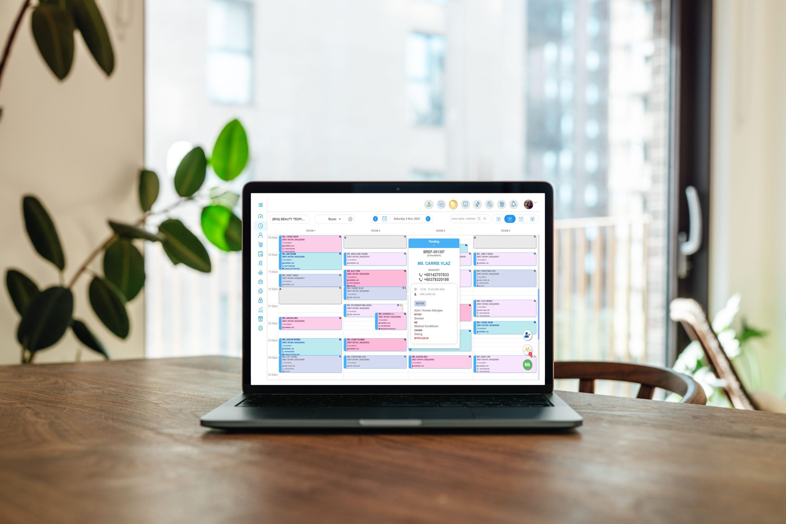 Laptop menampilkan jadwal pemesanan janji temu online di Aoikumo™.