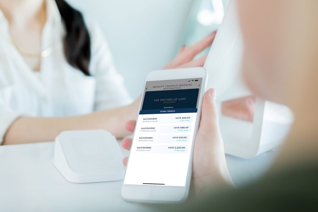 Lihat riwayat pesanan melalui aplikasi pemesanan janji temu online MeTIME Wellness di ponsel.