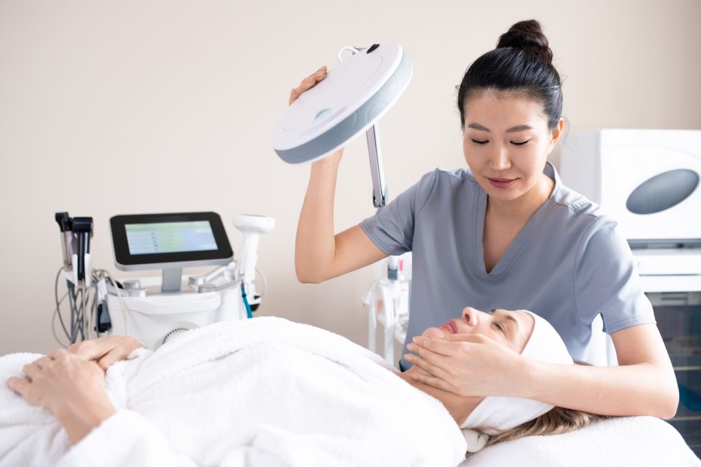 Aoikumo™ membantu klinik dan bisnis kecantikan memberikan perawatan terbaik bagi pasien.