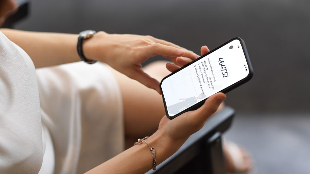 Pelanggan menerima nomor TAC melalui MeTIME Wellness, aplikasi pemesanan janji temu online dari Aoikumo™.